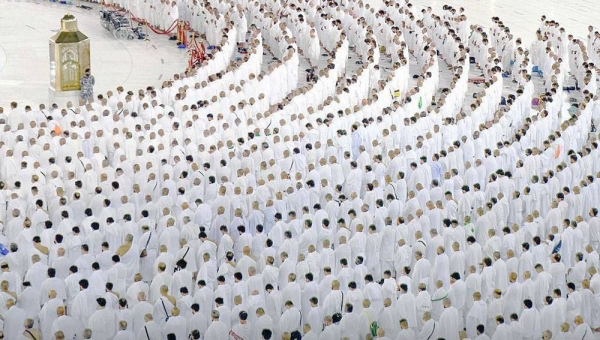 Worshippers at the Grand Mosque Sunday performed the Fajr (dawn) prayer without physical distancing.