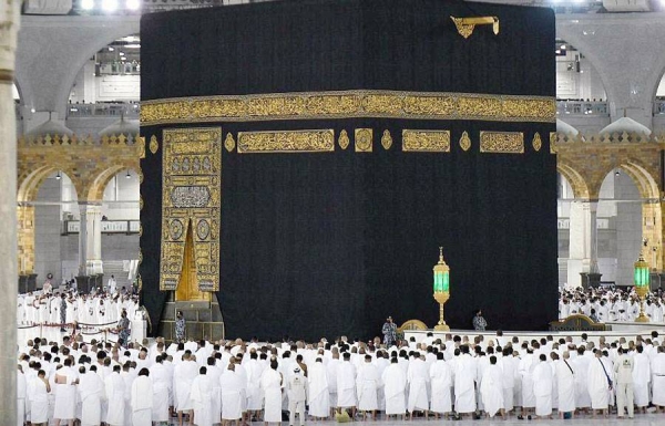 Worshippers at the Grand Mosque Sunday performed the Fajr (dawn) prayer without physical distancing.