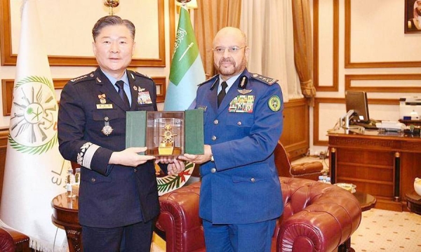 Chief of General Staff Lieutenant-General Fayyad bin Hamed Al-Ruwaili met here on Monday with Chairman of the Joint Chiefs of Staff of the Republic of Korea Won In Choul.
