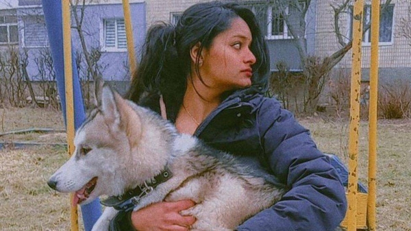 The Indian girl who wouldn't abandon her dog in a war zone - Saudi Gazette