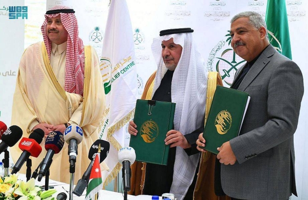 Dr. Al Rabeeah signed two agreements to support Palestinian and Syrian refugees in Jordan.