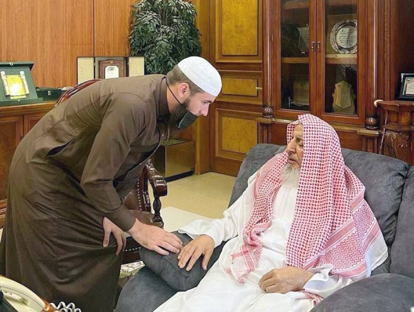 Saudi Arabia’s Grand Mufti and President of Council of Senior Scholars and General Presidency of Scholarly Research and Ifta Sheikh Abdulaziz Bin Abdullah Al Al-Sheikh has received here a delegation of new students from the Russian Federation and the French Republic at the Islamic University of Madinah and the College of the Prophet's Mosque.