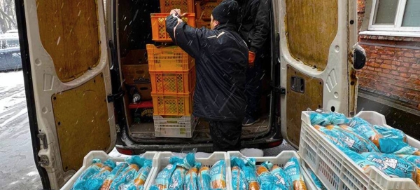 Bread from a WFP-contracted bakery is delivered to hospitals in Kharkiv, Ukraine.