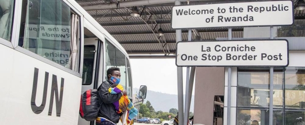 Jean-Nepo Mukeshimana arrives at the border of DRC and Rwanda holding his one month old baby Uwase Josiane. — courtesy UN/ Eskinder Debebe