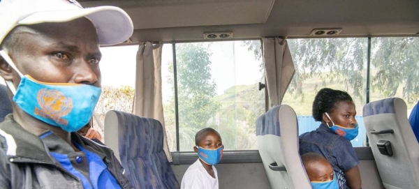 Jean-Nepo Mukeshimana arrives at the border of DRC and Rwanda holding his one month old baby Uwase Josiane. — courtesy UN/ Eskinder Debebe