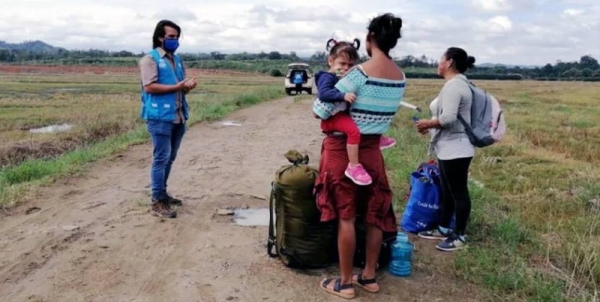 A UNHCR staff member assists Nicaraguan asylum seekers in Upala, near Costa Rica’s border with Nicaragua. — courtesy UNHCR/Kai Odio