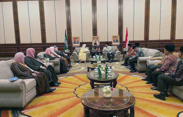 Minister of Islamic Affairs, Call and Guidance Sheikh Dr. Abdullatif Bin Abdulaziz Al Al-Sheikh held here Sunday a meeting with Indonesian Minister of Religious Affairs Yaqut Cholil Qoumas.