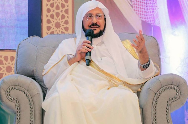 Minister of Islamic Affairs, Call and Guidance of the Kingdom of Saudi Arabia Sheikh Dr. Abdullatif Bin Abdulaziz Al Al-Sheikh met here Sunday with a number of Saudi universities graduates in Indonesia.