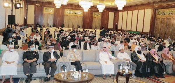 Minister of Islamic Affairs, Call and Guidance of the Kingdom of Saudi Arabia Sheikh Dr. Abdullatif Bin Abdulaziz Al Al-Sheikh met here Sunday with a number of Saudi universities graduates in Indonesia.