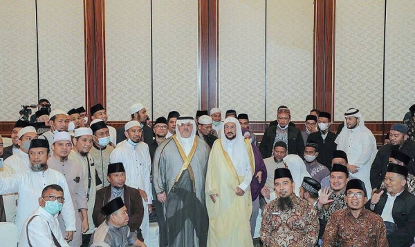 Minister of Islamic Affairs, Call and Guidance Sheikh Dr. Abdullatif Bin Abdulaziz Al Al-Sheikh on Tuesday inaugurated the programs of the Custodian of the Two Holy Mosques King Salman of Ramadan iftar (breaking fast), and distributing dates and copies of the Holy Qur’an in Jakarta, Indonesia.