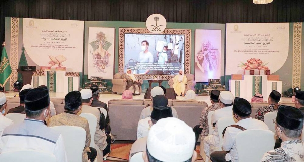 Minister of Islamic Affairs, Call and Guidance Sheikh Dr. Abdullatif Bin Abdulaziz Al Al-Sheikh on Tuesday inaugurated the programs of the Custodian of the Two Holy Mosques King Salman of Ramadan iftar (breaking fast), and distributing dates and copies of the Holy Qur’an in Jakarta, Indonesia.