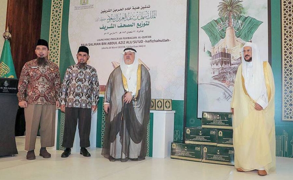 Minister of Islamic Affairs, Call and Guidance Sheikh Dr. Abdullatif Bin Abdulaziz Al Al-Sheikh on Tuesday inaugurated the programs of the Custodian of the Two Holy Mosques King Salman of Ramadan iftar (breaking fast), and distributing dates and copies of the Holy Qur’an in Jakarta, Indonesia.