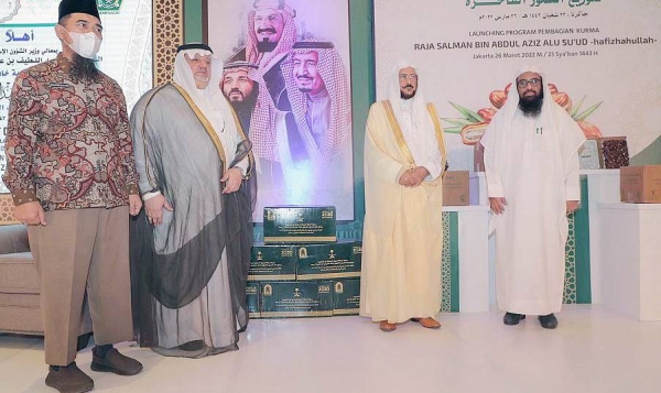 Minister of Islamic Affairs, Call and Guidance Sheikh Dr. Abdullatif Bin Abdulaziz Al Al-Sheikh on Tuesday inaugurated the programs of the Custodian of the Two Holy Mosques King Salman of Ramadan iftar (breaking fast), and distributing dates and copies of the Holy Qur’an in Jakarta, Indonesia.