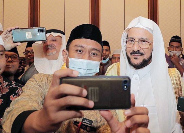 Minister of Islamic Affairs, Call and Guidance Sheikh Dr. Abdullatif Bin Abdulaziz Al Al-Sheikh on Tuesday inaugurated the programs of the Custodian of the Two Holy Mosques King Salman of Ramadan iftar (breaking fast), and distributing dates and copies of the Holy Qur’an in Jakarta, Indonesia.