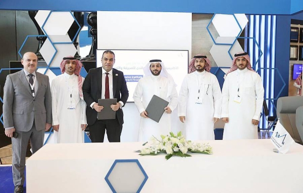 The MoU was signed by Director General of the Financial Academy Mane Bin Muhammad Al-Khamsan and the Director General of the London Institute in the Middle East, North Africa, and the Arabian Gulf Karim Rifai.