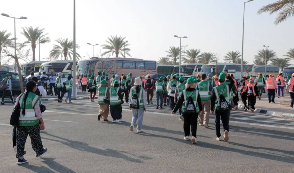 Hundreds of volunteers from KAUST and the broader community in Thuwal gathered to remove waste from verges on a section of the KAUST to Jeddah Highway in a coordinated event led by KAUST’s team as part of KAUST’s “Green Roads” initiative.