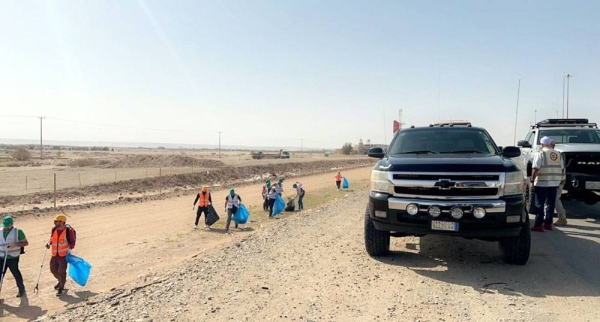 Hundreds of volunteers from KAUST and the broader community in Thuwal gathered to remove waste from verges on a section of the KAUST to Jeddah Highway in a coordinated event led by KAUST’s team as part of KAUST’s “Green Roads” initiative.