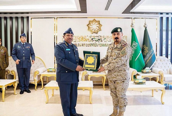 Acting Secretary-General of the Islamic Military Counter Terrorism Coalition (IMCTC) Maj. Gen. Mohammed Bin Saeed Al-Moghdi received Monday at the IMCTC headquarters a delegation from the Omani Command and Staff College (CSC) of Sultan's Armed Forces (SAF) headed by the College Commander, Air Staff Brig. Gen. Mohammed Ahmed Al-Mashikhi.