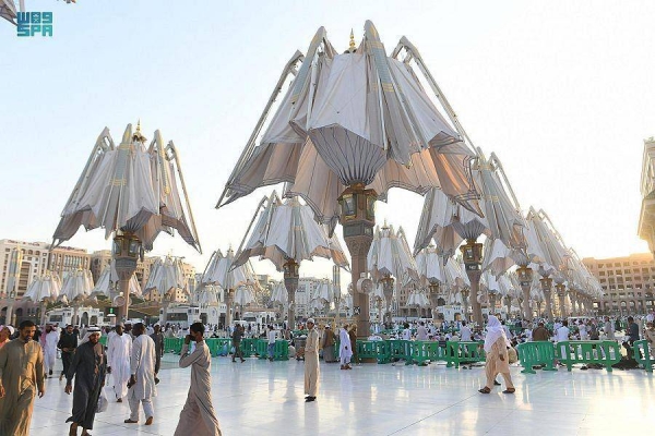 Convertible umbrellas provide shade to 228,000 worshippers in Prophet’s Mosque