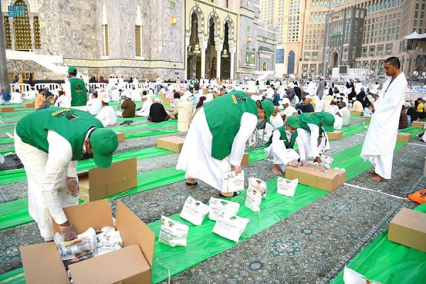 1.3 million iftar meals distributed in Prophet’s Mosque over 10 days of Ramadan