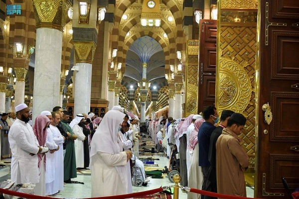 Employees ensure smooth flow of worshippers at Prophet’s Mosque during Taraweeh