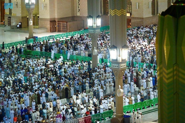 Employees ensure smooth flow of worshippers at Prophet’s Mosque during Taraweeh