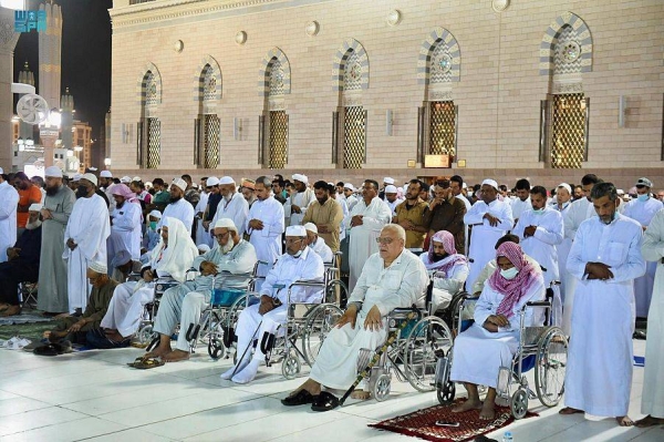 Employees ensure smooth flow of worshippers at Prophet’s Mosque during Taraweeh