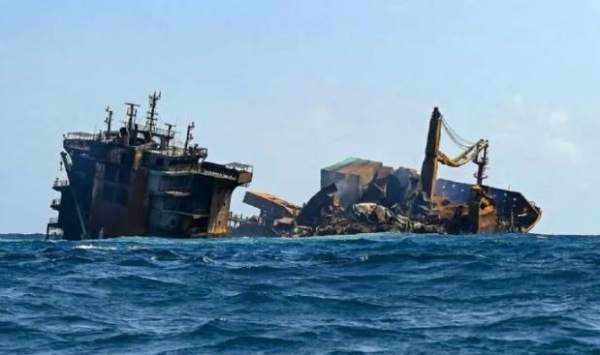 The commercial cargo ship Xelo, carrying 750 tons of diesel fuel, sank nearly seven kilometers off Gabes port, east Tunisia, on Saturday. 