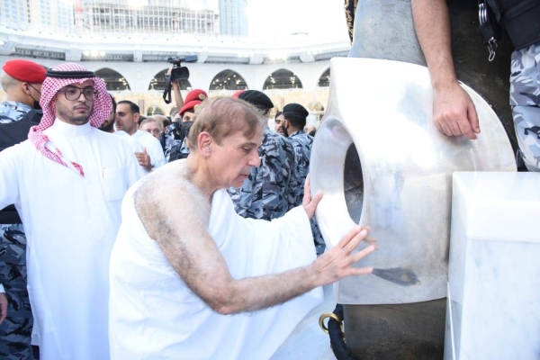 The Pakistani Prime Minister Shehbaz Sharif has performed the rituals of Umrah on Saturday. (Pictures: @GovtofPakistan)