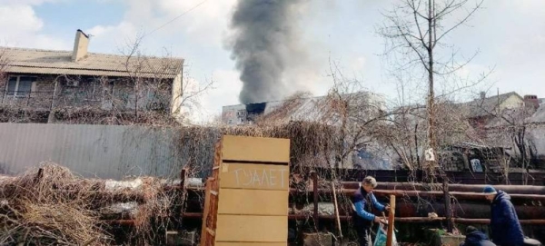 
The aftermath of bombing in the besieged Ukrainian city of Mariupol. Residents under fire were forced to share a makeshift pit latrine. — courtesy Alina Beskrovna