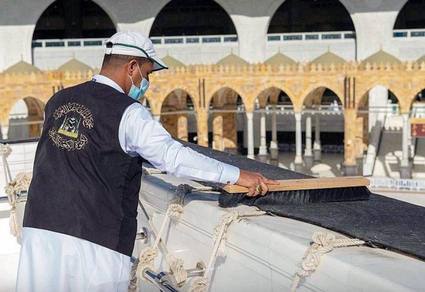 The King Abdulaziz Complex for Holy Kaaba Kiswa (cloth), represented by the Department of Maintenance of the Kiswa of the Holy Kaaba, has implemented works related to tightening the belt and maintenance of the Holy Kaaba Kiswa, in addition to fixing its sides.
