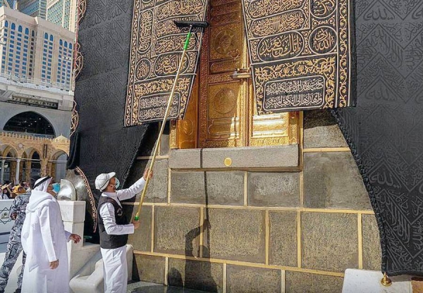 The King Abdulaziz Complex for Holy Kaaba Kiswa (cloth), represented by the Department of Maintenance of the Kiswa of the Holy Kaaba, has implemented works related to tightening the belt and maintenance of the Holy Kaaba Kiswa, in addition to fixing its sides.