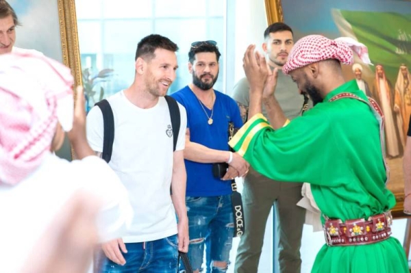 Upon arrival at King Abdulaziz International Airport in Jeddah on Monday, Messi was accorded a rousing welcome. 