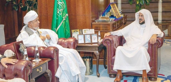  Minister of Islamic Affairs, Call and Guidance Sheikh Dr. Abdullatif Bin Abdulziz Al Al-Sheikh met here Monday with President of the African Scholars Forum and President of the Islamic Cultural Association in Mauritania and West Africa Sheikh Mohamed Al-Hafiz Al-Nahawi.