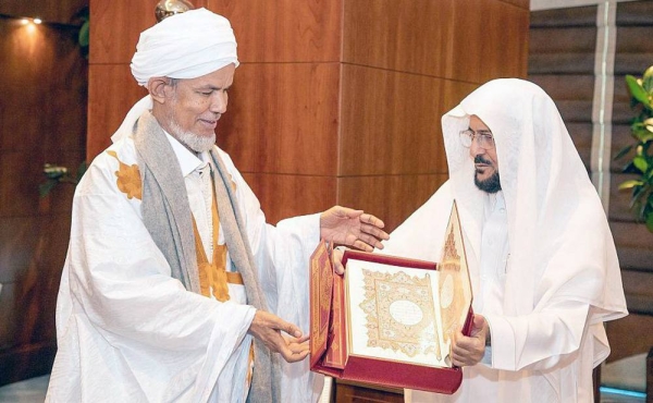  Minister of Islamic Affairs, Call and Guidance Sheikh Dr. Abdullatif Bin Abdulziz Al Al-Sheikh met here Monday with President of the African Scholars Forum and President of the Islamic Cultural Association in Mauritania and West Africa Sheikh Mohamed Al-Hafiz Al-Nahawi.