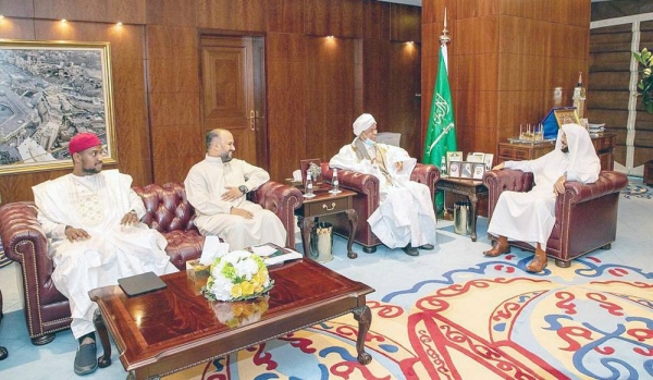  Minister of Islamic Affairs, Call and Guidance Sheikh Dr. Abdullatif Bin Abdulziz Al Al-Sheikh met here Monday with President of the African Scholars Forum and President of the Islamic Cultural Association in Mauritania and West Africa Sheikh Mohamed Al-Hafiz Al-Nahawi.