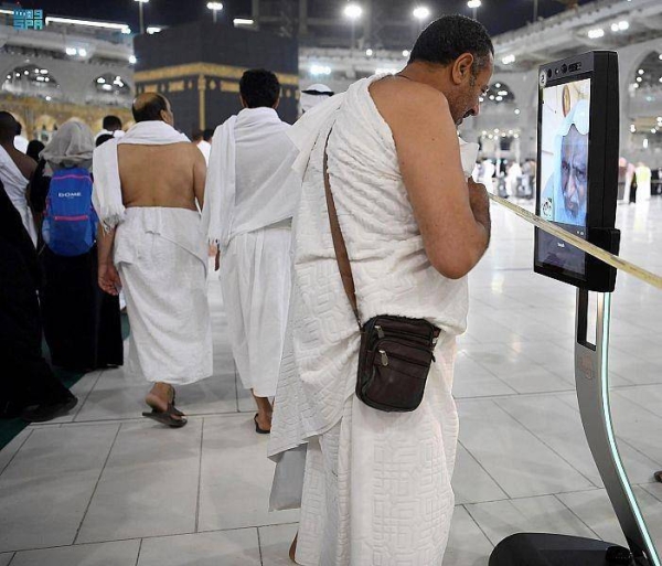 Guiding robot at Grand Mosque answers visitors’ questions in 11 languages