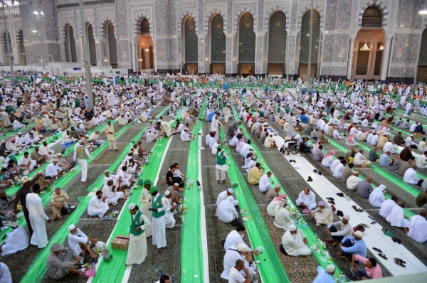 The General Presidency for the Affairs of the Two Holy Mosques announced that services and permits for holding iftar meal for fasting people at the Grand Mosque in Makkah would be resumed from Thursday, June 2.