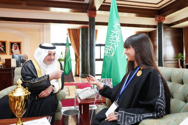 Governor of Tabuk Prince Fahd Bin Sultan honored the Saudi school student Itizaz Saad Al-Nafaie for winning second place in the Worldwide Mental Arithmetic Competition (WAMAS-2022). The Emir presented his pen as a gift to the brilliant girl who brought laurels to the Kingdom.