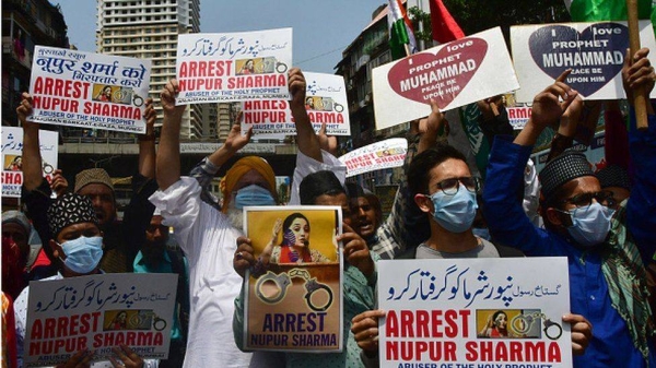 
Muslim protesters shout slogans in reaction to the remarks of suspended BJP leader and spokesperson Nupur Sharma at Bhendi Bazar, Mumbai, on June 6, 2022.

