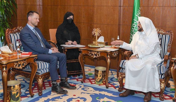 Minister of Islamic Affairs, Call and Guidance Sheikh Dr. Abdullatif Bin Abdulaziz Al Al-Sheikh met here Monday with the European Union’s Special Envoy to Afghanistan Thomas Nicholson, and the accompanying delegation.