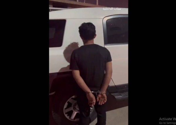 The Public Security, through its official account on Twitter, has published video footage of the police raid taking place on the site where the resident was allegedly forging Hajj permits.