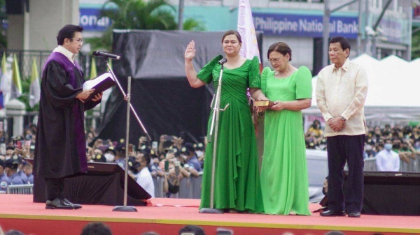 Sara Duterte took the oath standing beside her parents, including her father President Rodrigo Duterte.