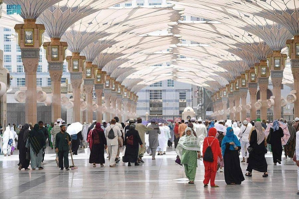 More than 500,000 worshippers perform prayers at yards in comfortable weather conditions despite the soaring summer heat.