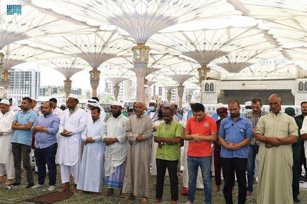 More than 500,000 worshippers perform prayers at yards in comfortable weather conditions despite the soaring summer heat.