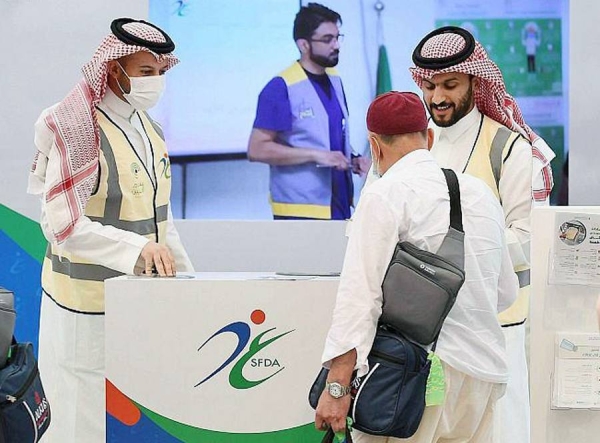 SFDA has prepared two awareness pavilions at King Abdulaziz International Airport in Jeddah and Prince Mohammed Bin Abdulaziz Airport in Madinah to implement its awareness programs to measure the awareness of pilgrims and provide instructions to ensure that they follow a healthy behavior from the moment of their arrival.