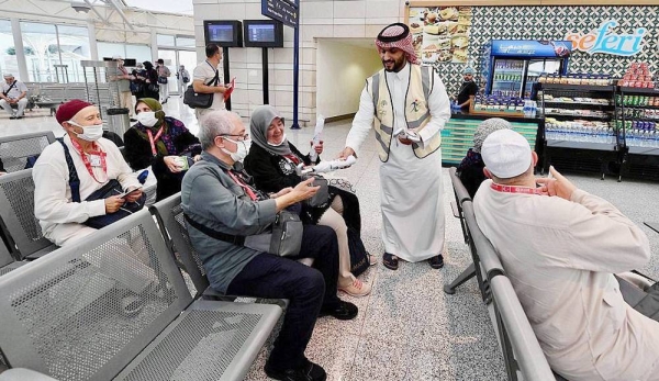 SFDA has prepared two awareness pavilions at King Abdulaziz International Airport in Jeddah and Prince Mohammed Bin Abdulaziz Airport in Madinah to implement its awareness programs to measure the awareness of pilgrims and provide instructions to ensure that they follow a healthy behavior from the moment of their arrival.