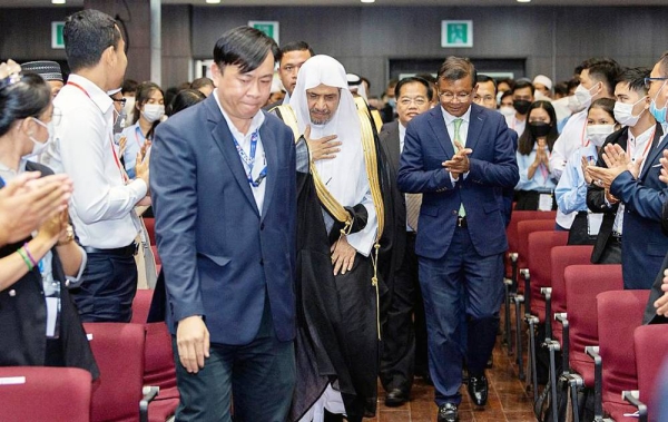 King Norodom Sihmoni of Cambodia received Secretary General of the Muslim World League (MWL) and President of the Association of Muslim Scholars Dr. Mohammad Bin Abdulkarim Al-Issa.
