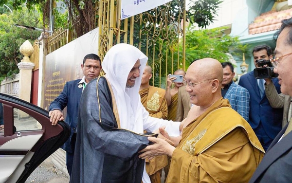 King Norodom Sihmoni of Cambodia received Secretary General of the Muslim World League (MWL) and President of the Association of Muslim Scholars Dr. Mohammad Bin Abdulkarim Al-Issa.
