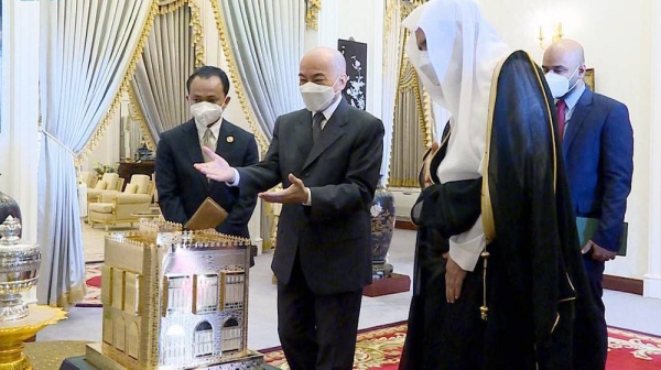 King Norodom Sihmoni of Cambodia received Secretary General of the Muslim World League (MWL) and President of the Association of Muslim Scholars Dr. Mohammad Bin Abdulkarim Al-Issa.
